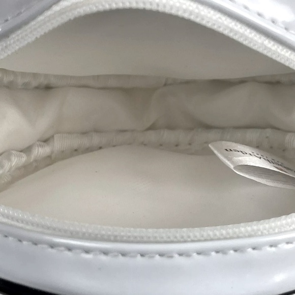 LAST ONE Elizabeth Arden White Glossy Wristlet Cosmetic Bag NIB - Picture 7 of 7